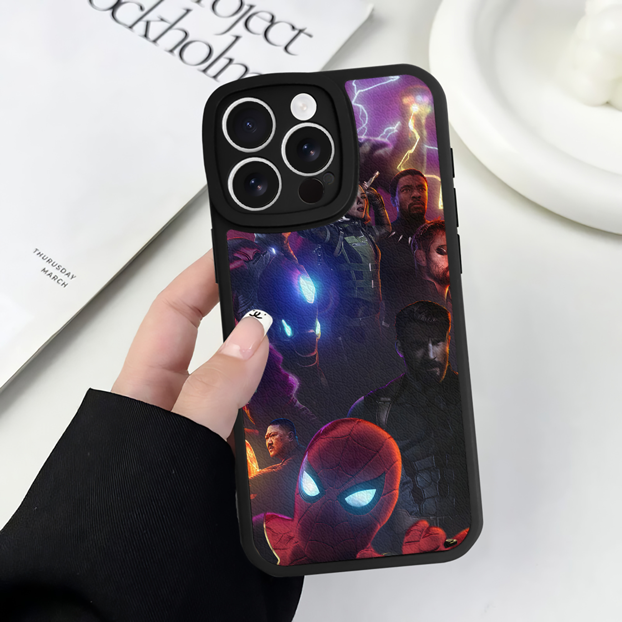 （画像用） アベンジャーズ The Avengers 【iPhone 16シリーズ対応】シリコンスマホケース（レザー調） 材質：シリコン